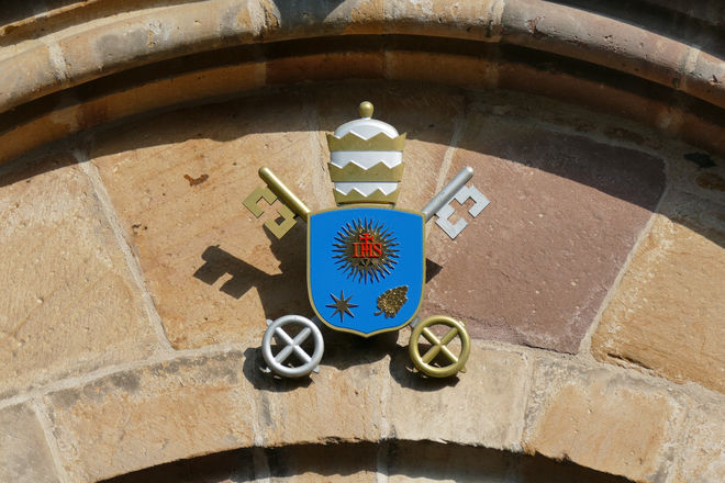 Wappen des Papstes über dem Hauptportal am Dom zu Fritzlar