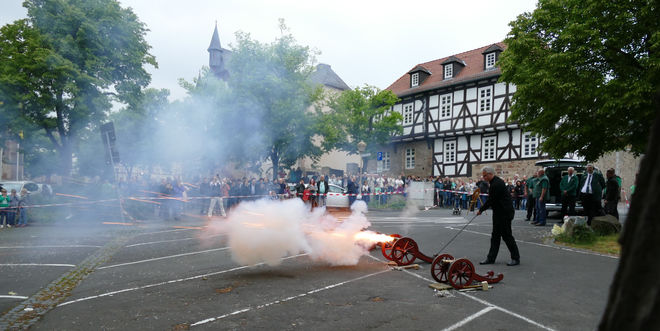 Stadtpfarrer Jörg-Stefan Schütz beim Katzenkoppschießen in Fritzlar, Mai 2016