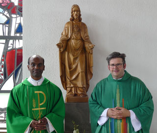 v.l.n.r. Pater Simon MSFS und Pfr. Prähler beim Amtsantritt in Gudensberg